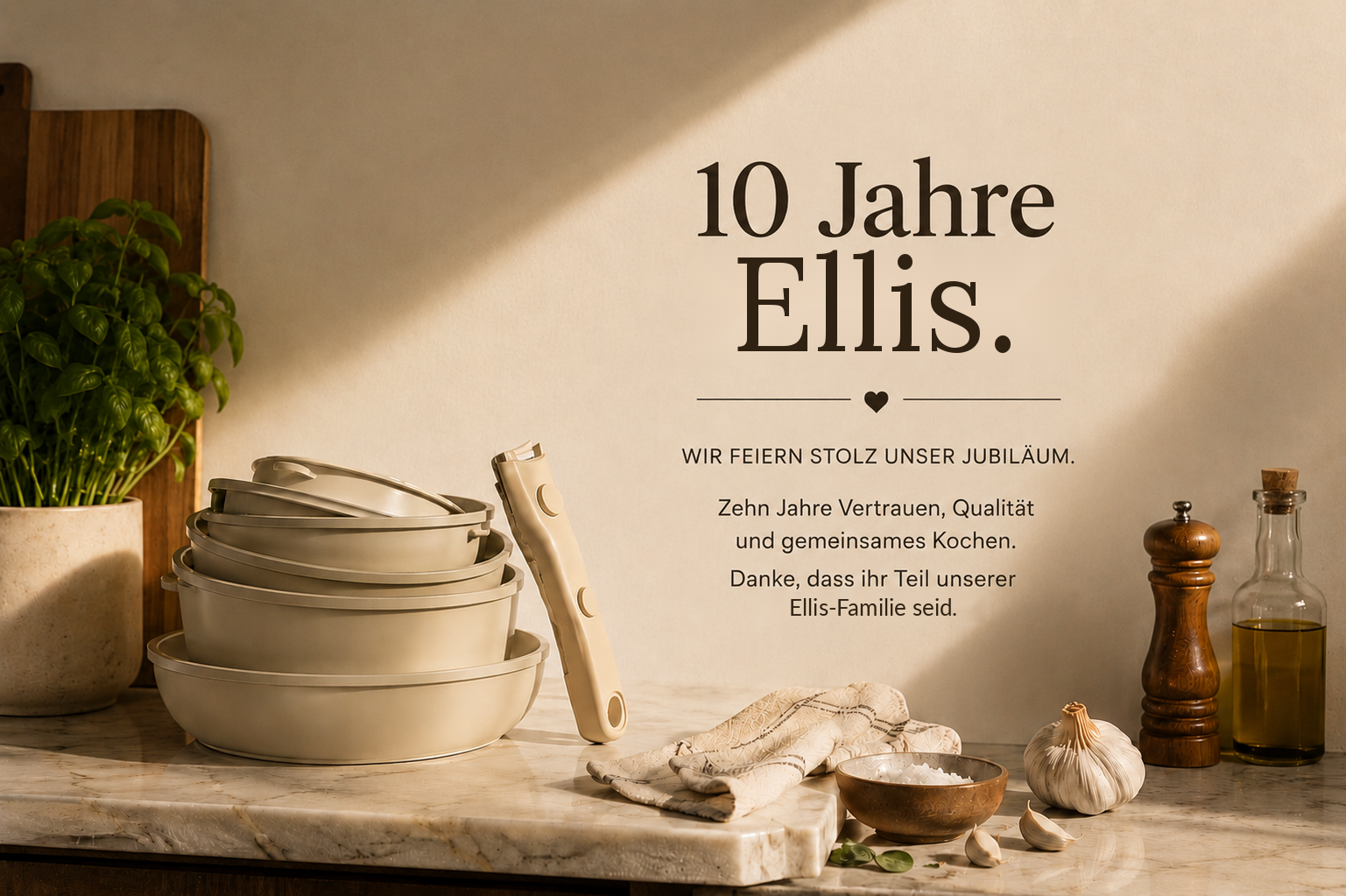 Ellis Küche Keramik-Pfannenset auf Eichen-Counter